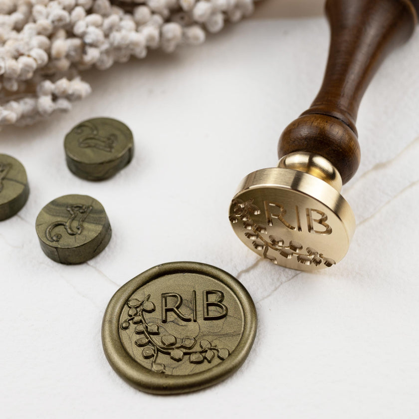 Ein exclusiver Siegelstempel zur Hochzeit personalisiert mit Initialen im Design Alex - Siegelstempel personalisiert