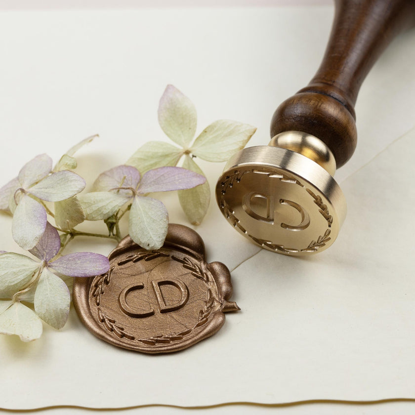 Siegelstempel  personalisiert für Wachssiegel mit 1,2 oder 3 Initialen im Design Finn - Siegelstempel personalisiert