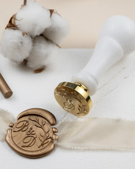 Exclusiver Siegelstempel zur Hochzeit mit Initialen im Design Hanna - Siegelstempel personalisiert