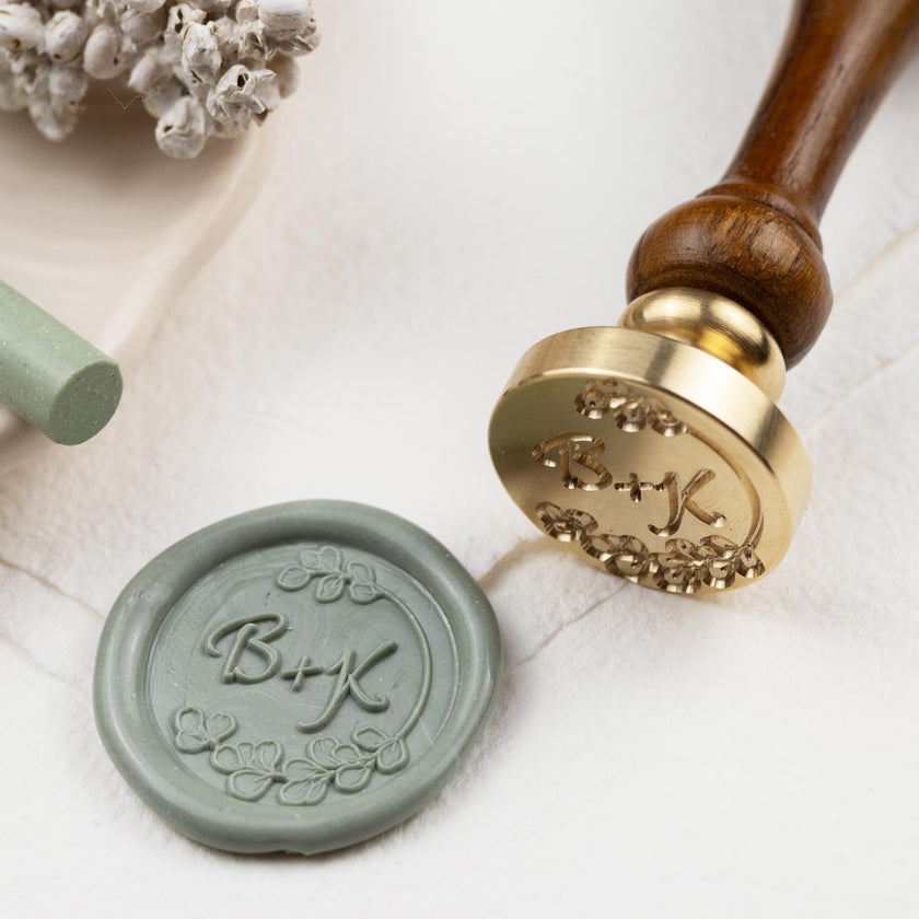 Exclusiver Siegelstempel  personalisiert für Wachssiegel mit Initialen im Design Leni - Siegelstempel personalisiert