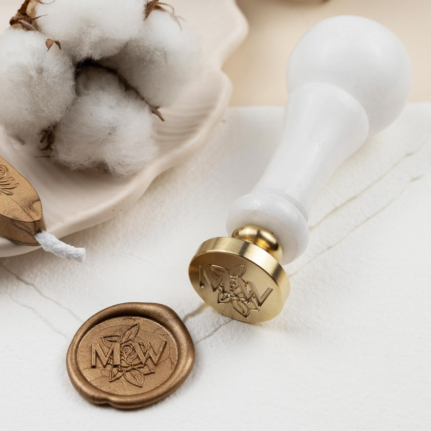 Siegelstempel mit Griff aus Alabaster  mit Initialen mit goldenem Wachsabdruck