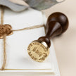 Siegelstempel personalisiert mit Initialen und Text, Design Lucia - Siegelstempel personalisiert