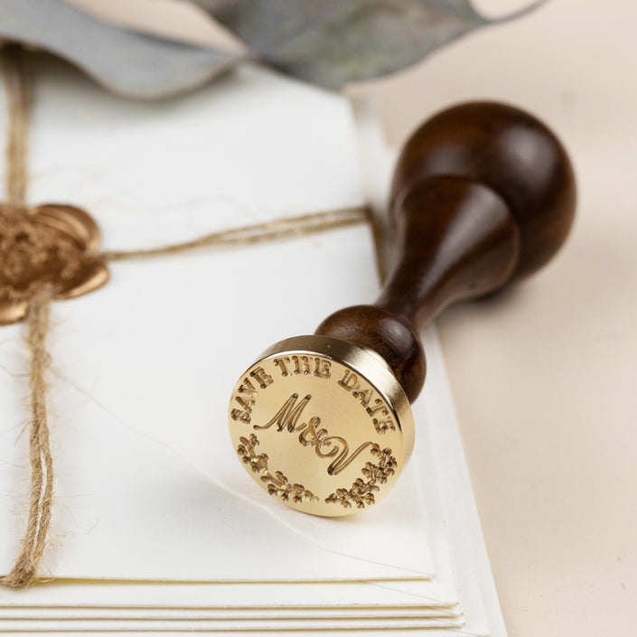 Siegelstempel personalisiert mit Initialen und Text, Design Lucia - Siegelstempel personalisiert