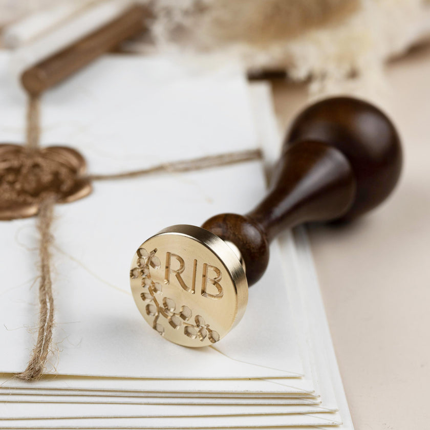 Ein exclusiver Siegelstempel zur Hochzeit personalisiert mit Initialen im Design Alex - Siegelstempel personalisiert