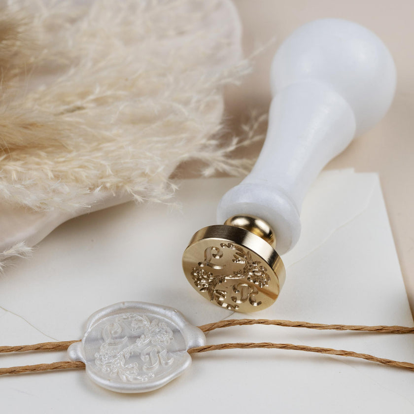 Siegelstempel personalisiert mit Initialen und Text, Design Zierranke - Siegelstempel personalisiert