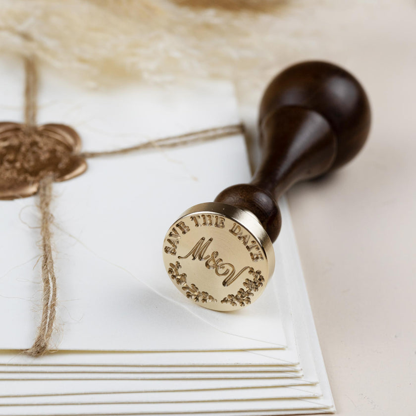 Siegelstempel  personalisiert zur Hochzeit mit Text und Initialen im Design Lucia - Siegelstempel personalisiert