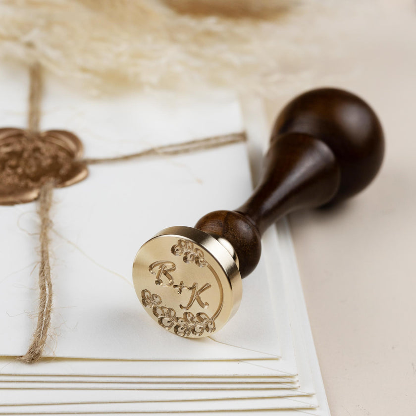 Exclusiver Siegelstempel  personalisiert für Wachssiegel mit Initialen im Design Leni - Siegelstempel personalisiert