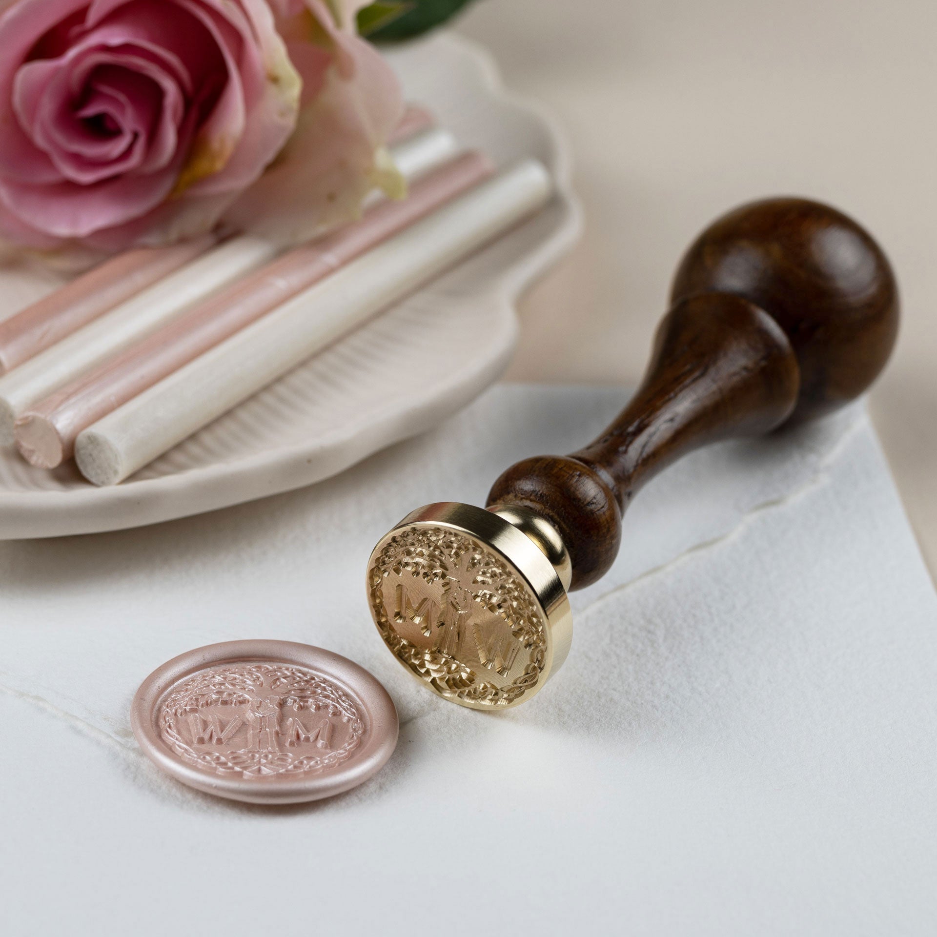 Siegelstempel personalisiert mit Initialen im Design Tree of Life zur Hochzeit Design in Zusammenarbeit mit Mira Lob - Siegelstempel personalisiert