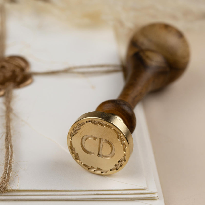 Siegelstempel  personalisiert für Wachssiegel mit 1,2 oder 3 Initialen im Design Finn - Siegelstempel personalisiert
