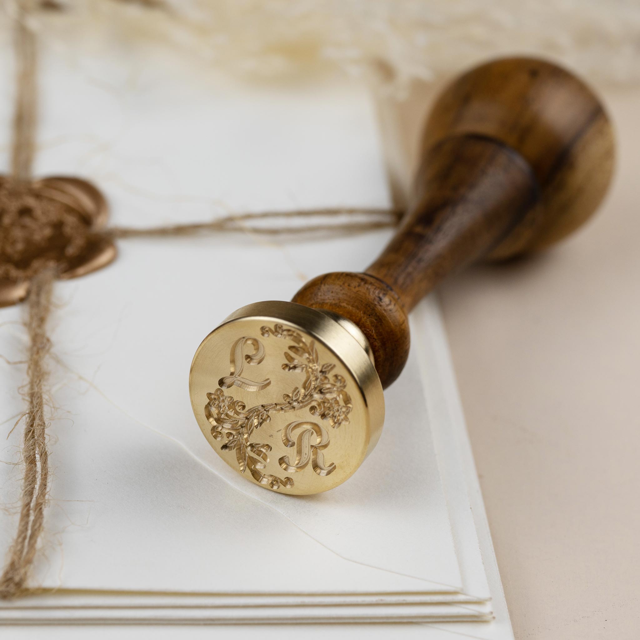 Siegelstempel personalisiert mit Initialen und Text, Design Zierranke - Siegelstempel personalisiert