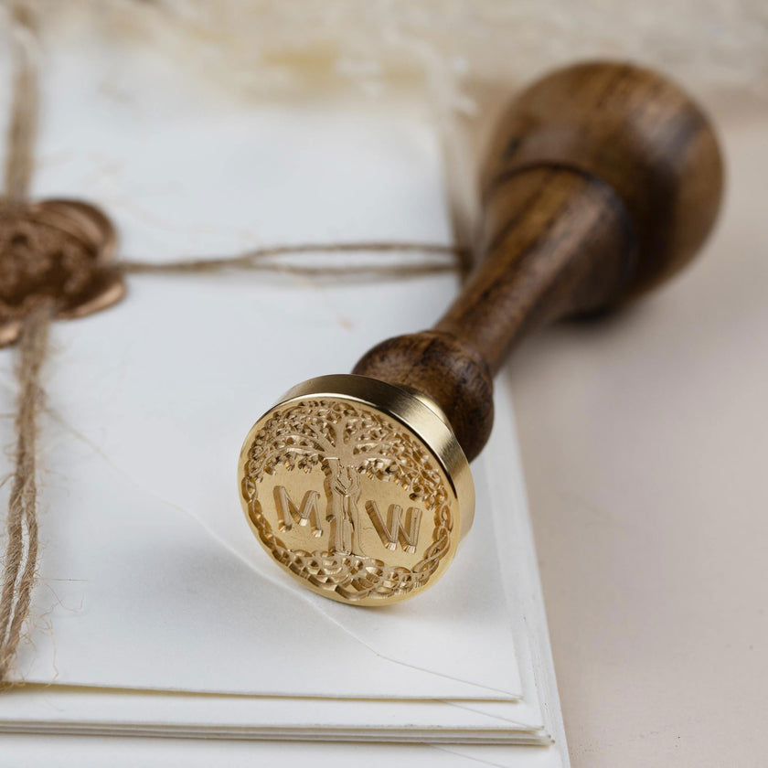 Siegelstempel personalisiert mit Initialen im Design Tree of Life zur Hochzeit Design in Zusammenarbeit mit Mira Lob - Siegelstempel personalisiert