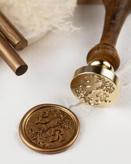 Siegelstempel personalisiert mit 2 Initialen, Design Zierranke - Siegelstempel personalisiert