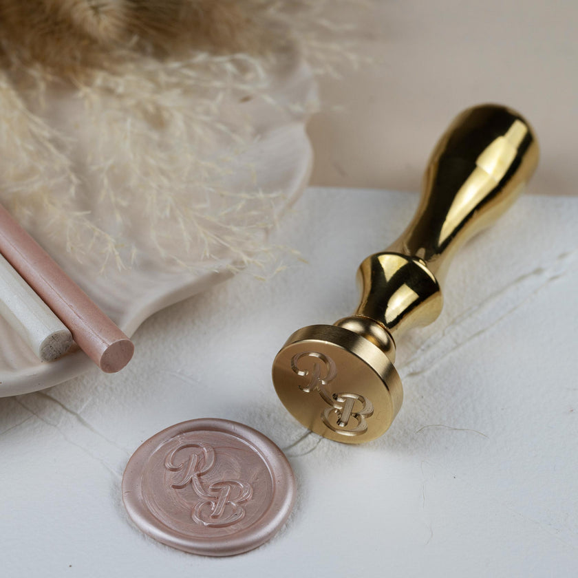 Siegelstempel  personalisiert für Wachssiegel mit Initialen im Design Leo - Siegelstempel personalisiert