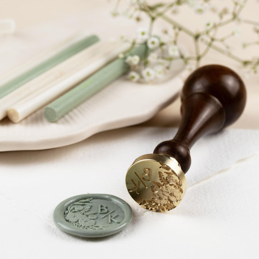 Siegelstempel  personalisiert zur Hochzeit mit Initialen im Design Sophia - Siegelstempel personalisiert