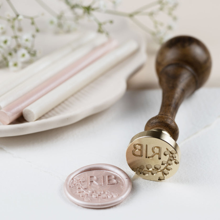 Ein exclusiver Siegelstempel zur Hochzeit personalisiert mit Initialen im Design Alex - Siegelstempel personalisiert