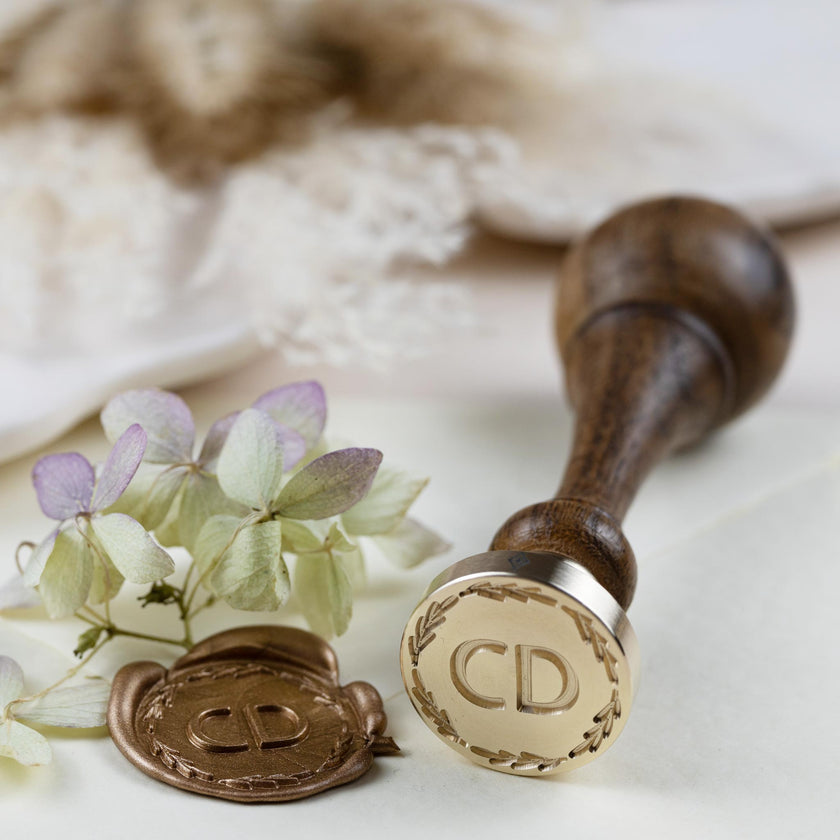Siegelstempel  personalisiert für Wachssiegel mit 1,2 oder 3 Initialen im Design Finn - Siegelstempel personalisiert