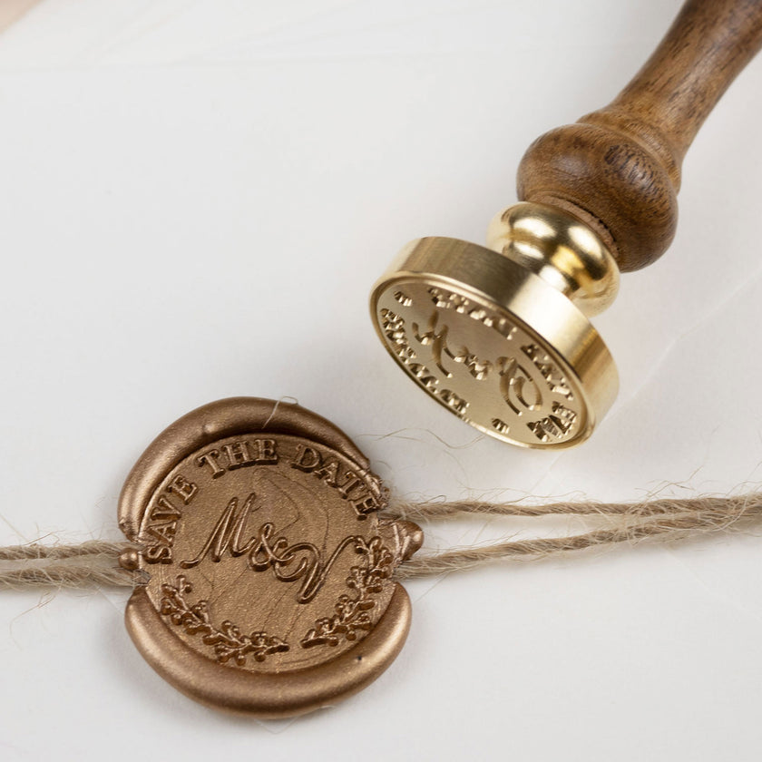 Siegelstempel  personalisiert zur Hochzeit mit Text und Initialen im Design Lucia - Siegelstempel personalisiert