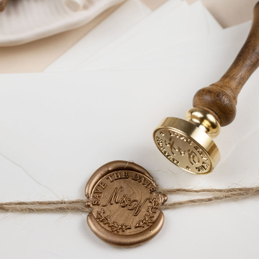 Siegelstempel personalisiert mit Initialen und Text, Design Lucia - Siegelstempel personalisiert