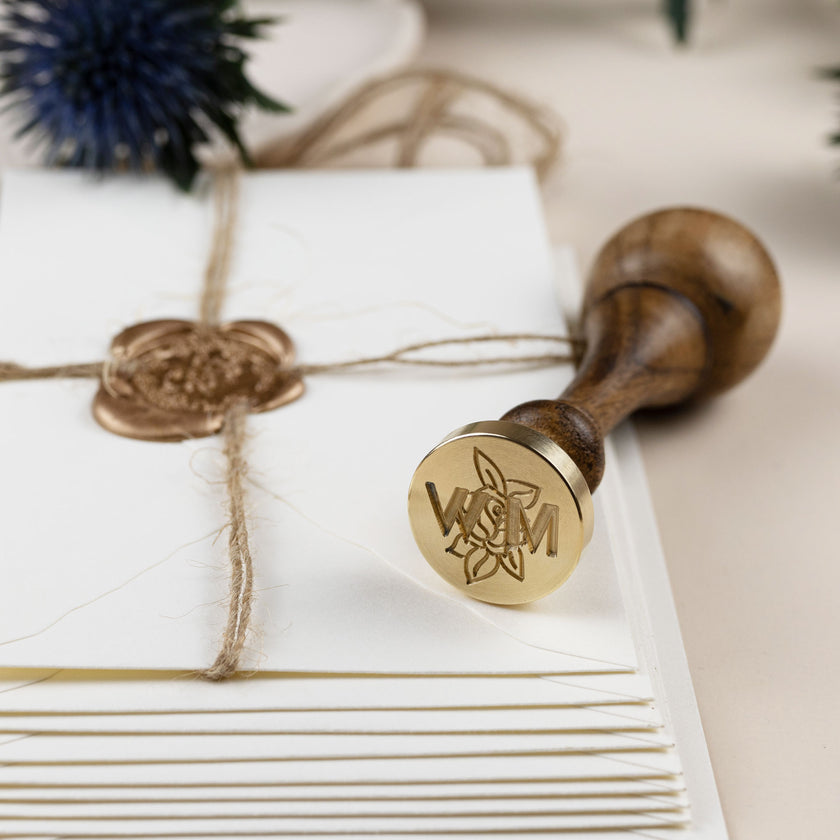 Siegelstempel personalisiert liegt auf  Briefumschlaegen